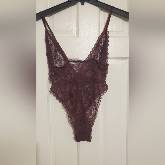 MAROON Lace bodysuit with a deep V-neck and thin straps - Picture 6 of 11